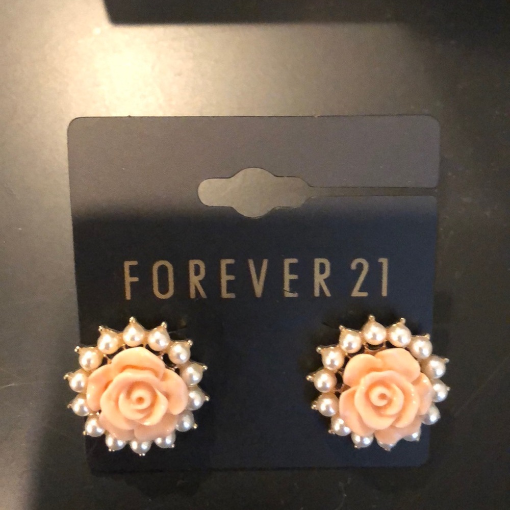 Forever 21 Flower Earrings with pearls- NWT!